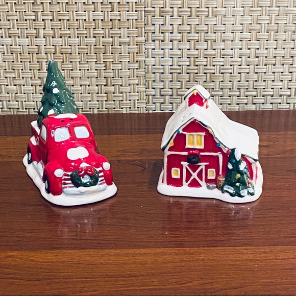 🎄🌟HP🌟NWOB Set Christmas Red Truck & Barn Ceramic Salt & Pepper Shakers - Picture 1 of 7